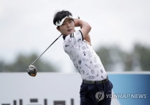 드라이버 티샷 하는 고인성