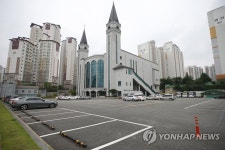 일요일 오전 텅 빈 교회 주차장