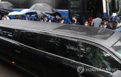 장례식장 떠나는 운구차