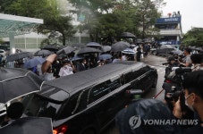 장례식장 떠나는 운구차
