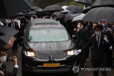 장례식장 떠나는 운구차