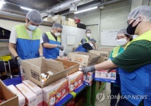 아이깨끗해 리미티드에디션 포장하는 굿윌스토어 직원들