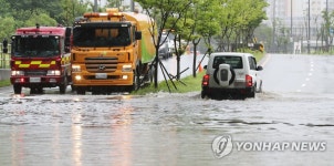 넘쳐나는 빗물에 침수된 도로
