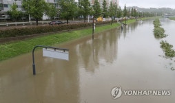 호우로 불어난 여천천