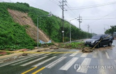 도로로 흘러내린 토사