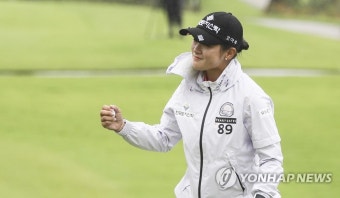 우승 버디 성공 후 기뻐하는 박현경