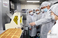 제과·제빵 제조 시설 둘러보는 진영 장관