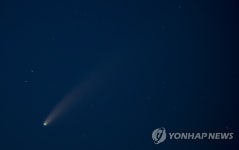 긴꼬리 날리며 접근하는 니오와이즈 혜성