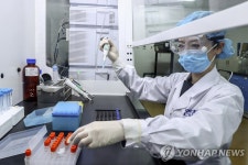 중국 국유제약회사, 임직원에 검증안된 백신 접종 후 홍보