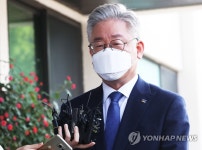 질문에 답하는 이재명 경기지사