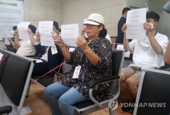 '동료와 부적절 관계' 김제시의원 제명 요구하는 시민들 | 포토뉴스