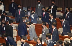 미래통합당 의원들 사이로 퇴장하는 문 대통령