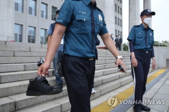 문대통령에게 던져진 신발 수거하는 국회 경비 경찰