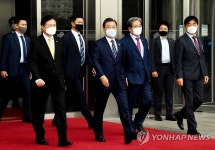 국회 개원식 참석 마치고 돌아가는 문재인 대통령