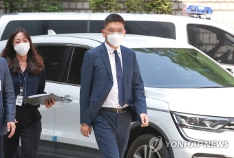 중앙지법 들어서는 전 채널A 기자