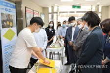 심석고 창업동아리 둘러보는 박영선 장관