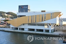 무지갯빛 선착장 부네치아…부산 장림포구 밤에도 빛난다