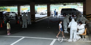 재학생 확진…초교 주차장에 코로나19 선별진료소