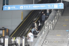 광주 송정역 들어가는 시민들