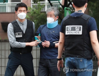 문 대통령에게 신발 던진 50대 구속 여부 결정