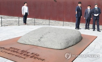 묘역 둘러보는 이낙연