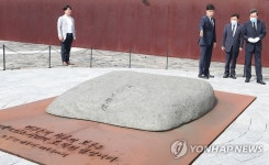 묘역 둘러보는 이낙연