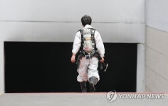 큰 불 발생한 용인 물류센터 지하로 향하는 소방대원