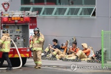 잠깐의 휴식 취하는 소방대원들