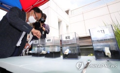 활성탄 채취 시료 공개하는 김중영 센터소장
