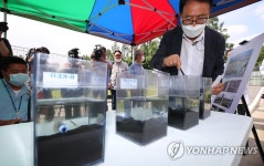 활성탄 채취 시료 공개하는 김중영 센터소장