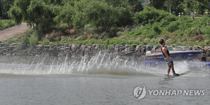 더위 잊게 하는 수상스키