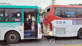 김포 북변동서 트럭·버스 3대 잇단 추돌…31명 경상