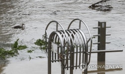 물에 잠긴 부산 온천천 체육시설