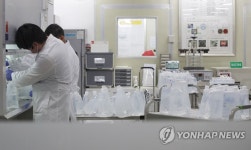 줄지어 놓인 수돗물, 검사 한창