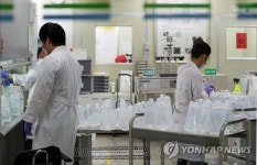 진도종합건설(주) - 수질 | 줄지어 놓인 수돗물, 검사 한창