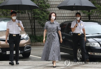 지지자들 바라보며 걸어오는 정경심 교수
