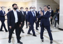 문 대통령, 국방과학연구소 연구진에게 격려의 박수