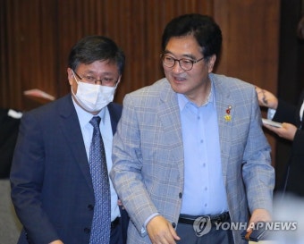 대화나누는 우원식 행정수도완성추진TF 단장