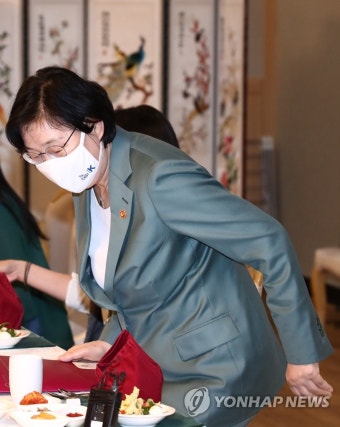 자리 앉는 여성가족부 장관