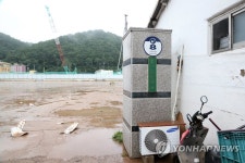 진창이 된 초등학교 운동장