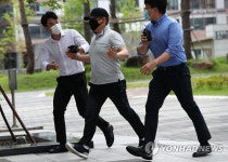 오정모범운전자회 자판기 | 급히 들어가는 택시기사 최모씨