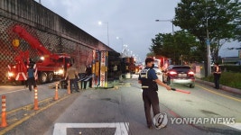 광주 상무지구 도로에 넘어진 대형 트레일러