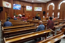 거리 두고 앉은 신도들