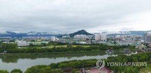 구름 낮게 내려앉은 춘천 도심