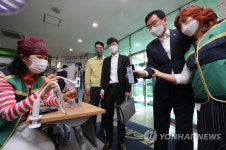 전자명부 시연하는 문인 광주 북구청장