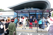 강구역 앞에 모인 영덕 주민
