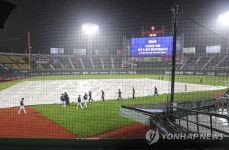 사직구장, 우천으로 경기 일시 중단