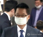첫 출근하는 박지원 국정원장