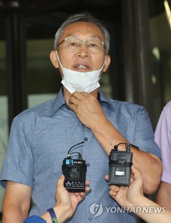 취재진 질문 답하는 용인 주민소송 대표