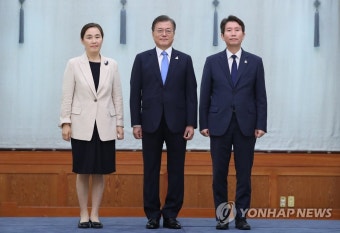 이인영 통일부장관과 기념촬영 하는 문재인 대통령